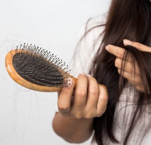 Nguyên nhân khiến bạn chăm sóc tóc mỗi ngày mà vẫn bị gãy rụng
